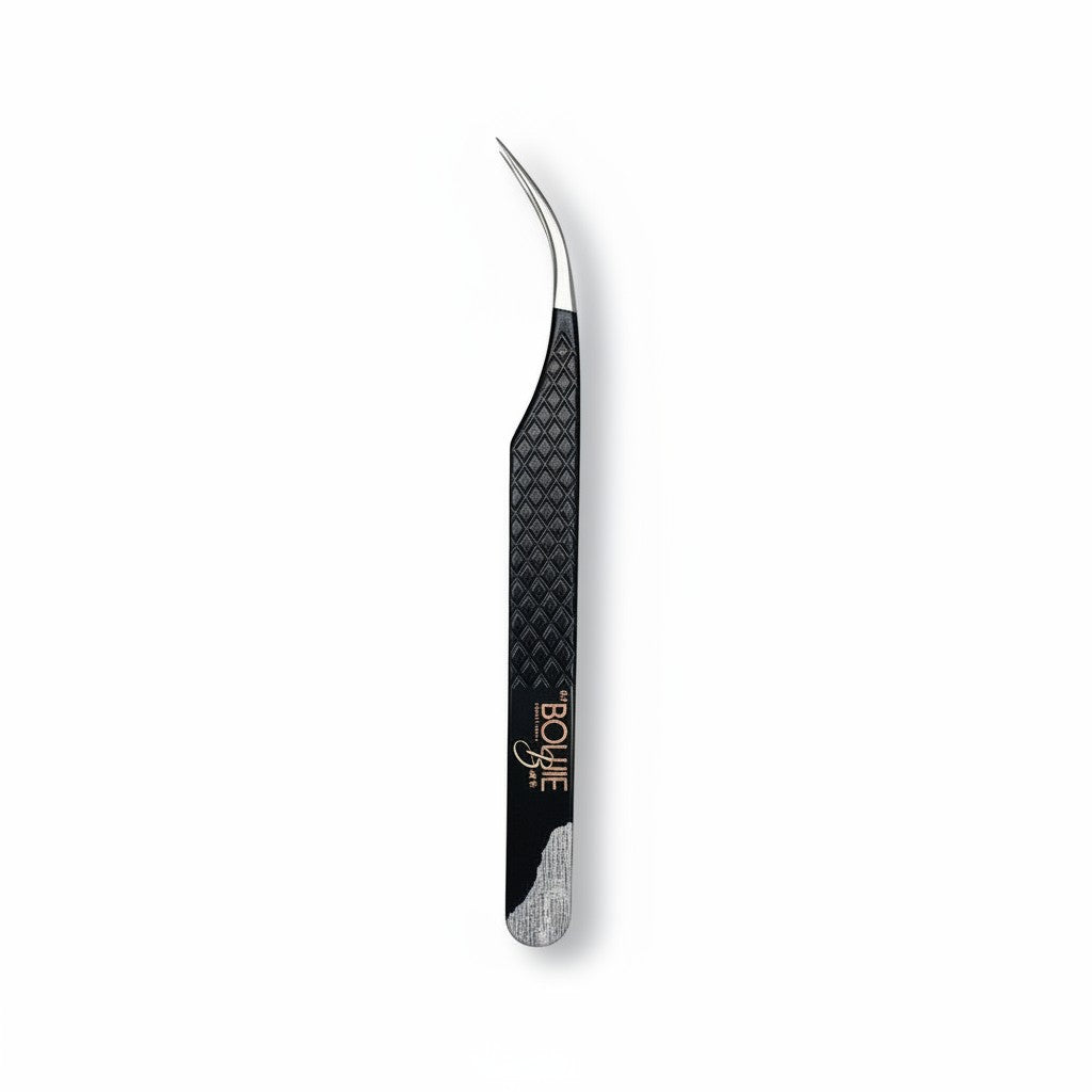 Daboujiebar black fiber grip tweezers with a curved tip and diamond pattern grip for lash application.